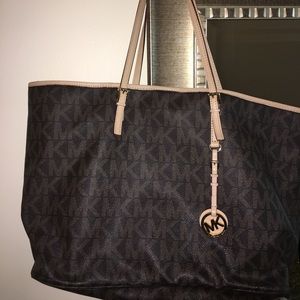GENTLY USED MICHAEL KORS TOTE 👜